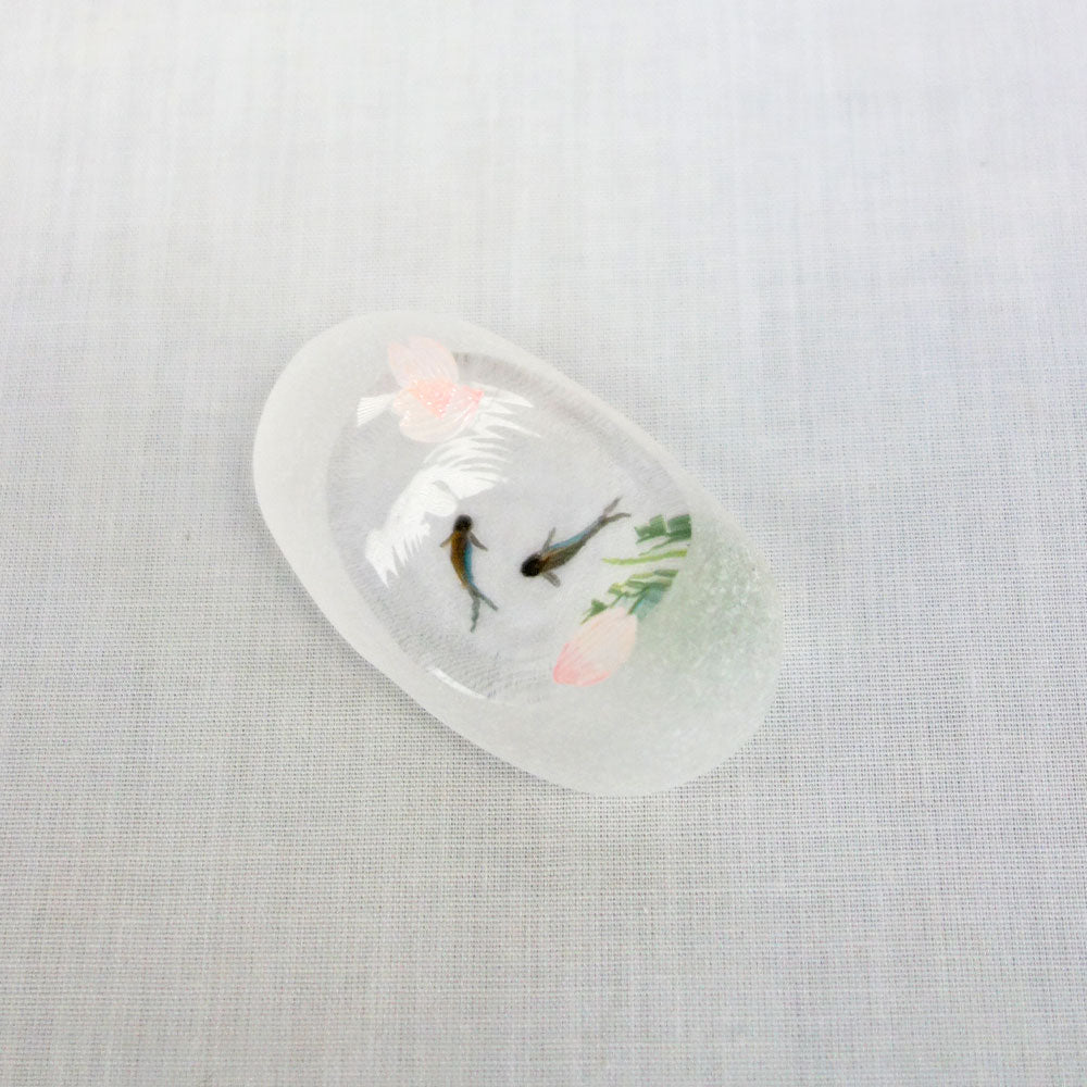 久保裕子】No.31 水の箸置き（タナゴ・🌸） – 工房イクコオンライン